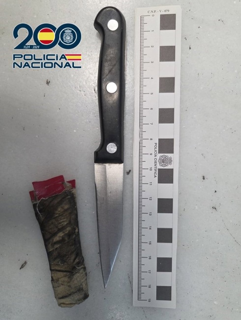 Cuchillo intervenido al hombre de 59 años que amenazó e intentó apuñalar a un agente de la Policía Nacional en el distrito Norte de Granada.