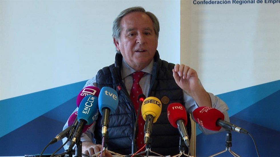 Archivo - El presidente de Cecam, Ángel Nicolás, en rueda de prensa.