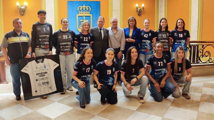Las jugadoras del Lobas Global Atac, recibidas por el alcalde de Oviedo, Alfredo Canteli, y la concejala de Deportes, Concepción Méndez.