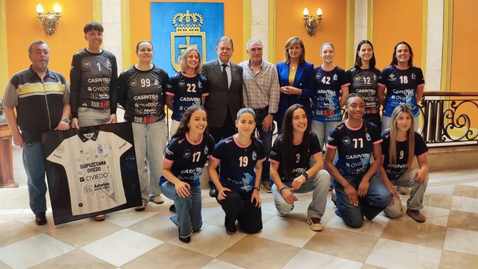 Las jugadoras del Lobas Global Atac, recibidas por el alcalde de Oviedo, Alfredo Canteli, y la concejala de Deportes, Concepción Méndez.
