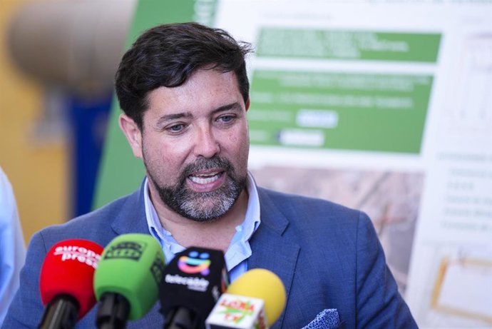 Archivo - El alcalde de Lora del Río, Antonio Miguel Enamorado, atiende a los medios de comunicación en una foto de archivo.