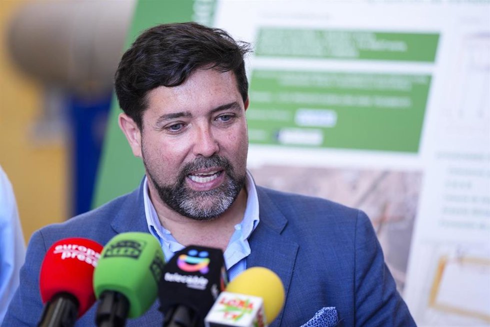 Archivo - El alcalde de Lora del Río, Antonio Miguel Enamorado, atiende a los medios de comunicación en una foto de archivo.