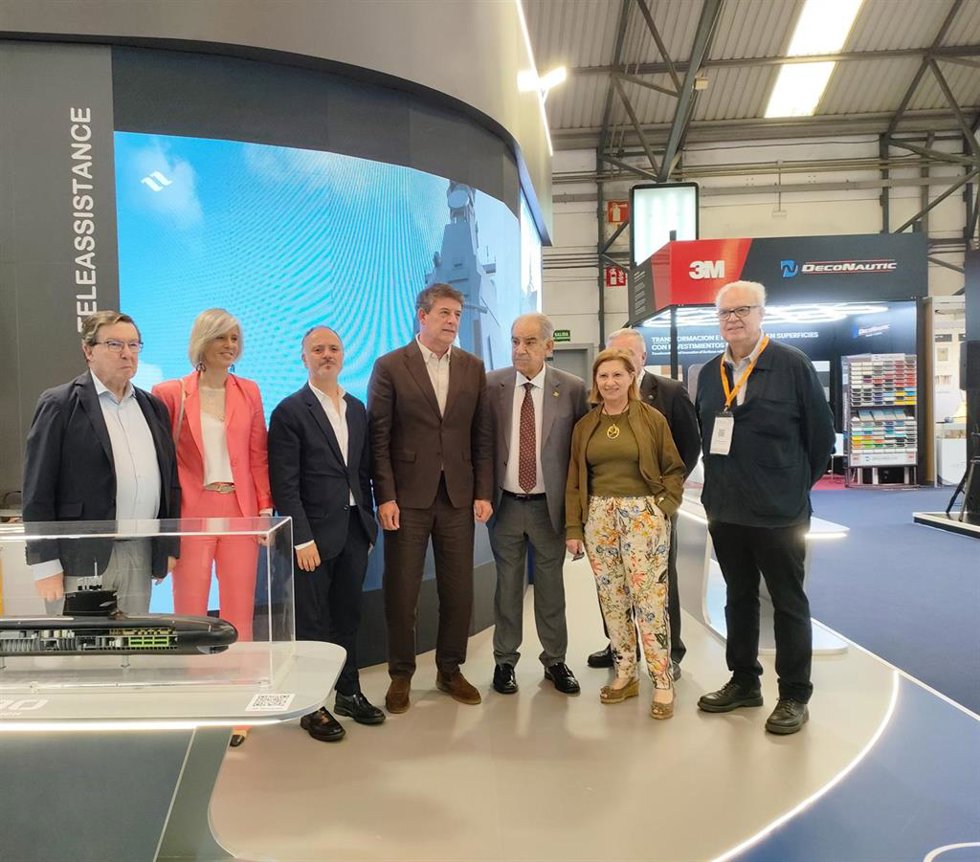 El secretario del PSdeG, José Ramón Gómez Besteiro (centro), durante su visita a la feria Navalia 2026 en Vigo.