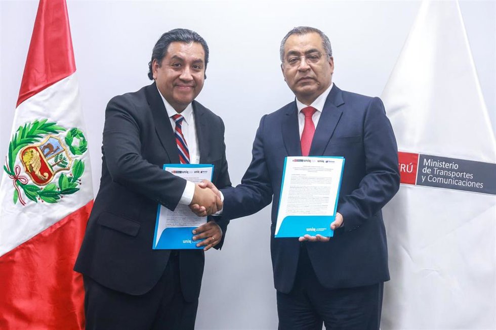El director de Desarrollo Institucional de UNIR, Martín Santivañez Vivanco y el ministro de Transportes y Comunicaciones, Aldo Prieto Barrera.