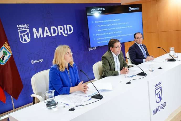 El alcalde, José Luis Martínez-Almeida, en la rueda de prensa posterior a la Junta de Gobierno, arropado por la vicealcaldesa, Inma Sanz, y el delegado de Urbanismo, Medio Ambiente y Movilidad, Borja Carabante