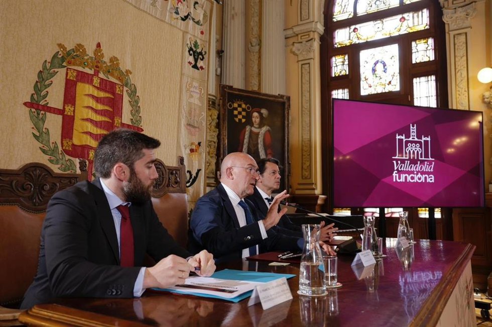 El alcalde de Valladolid, Jesús Julio Carnero, junto al concejal de Hacienda, Francisco Blanco, y el vicesecretario general, Fernando Burón.