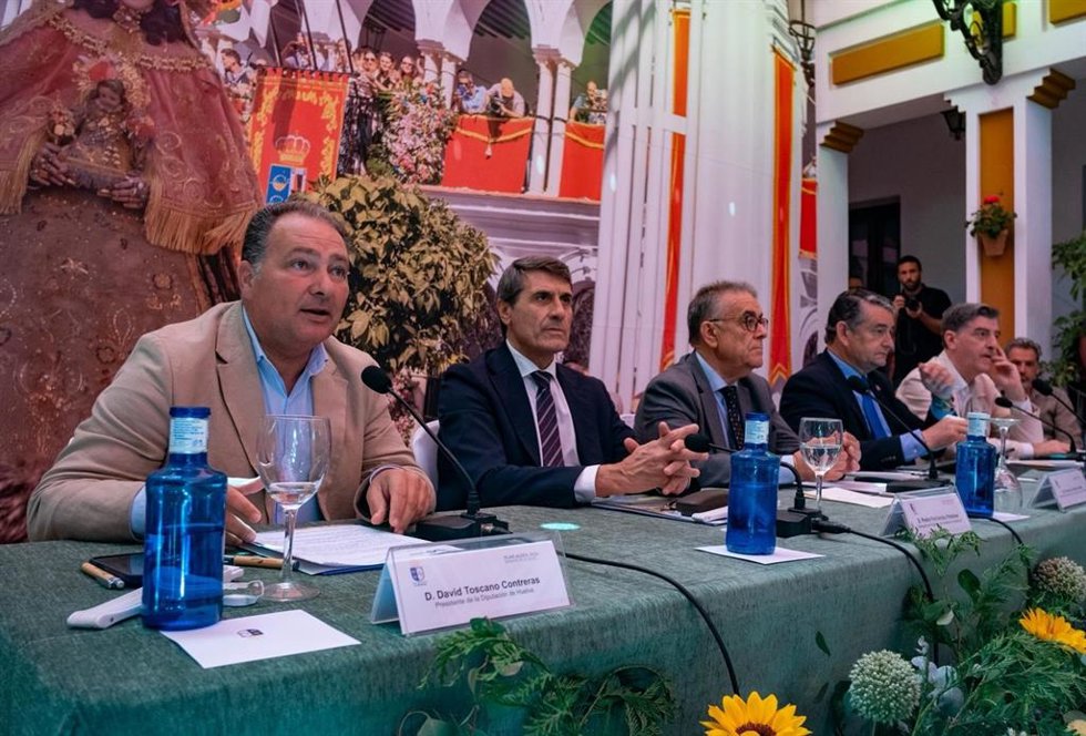 El presidente de la Diputación, David Toscano (izquierda) durante su participación en la presentación del Plan Aldea.