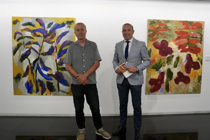El vicepresidente de la Diputación de Valladolid, Víctor Alonso, inaugura en la Sala de Exposiciones del Teatro Zorrilla la muestra 'Flora', del artista segoviano Carlos Costa