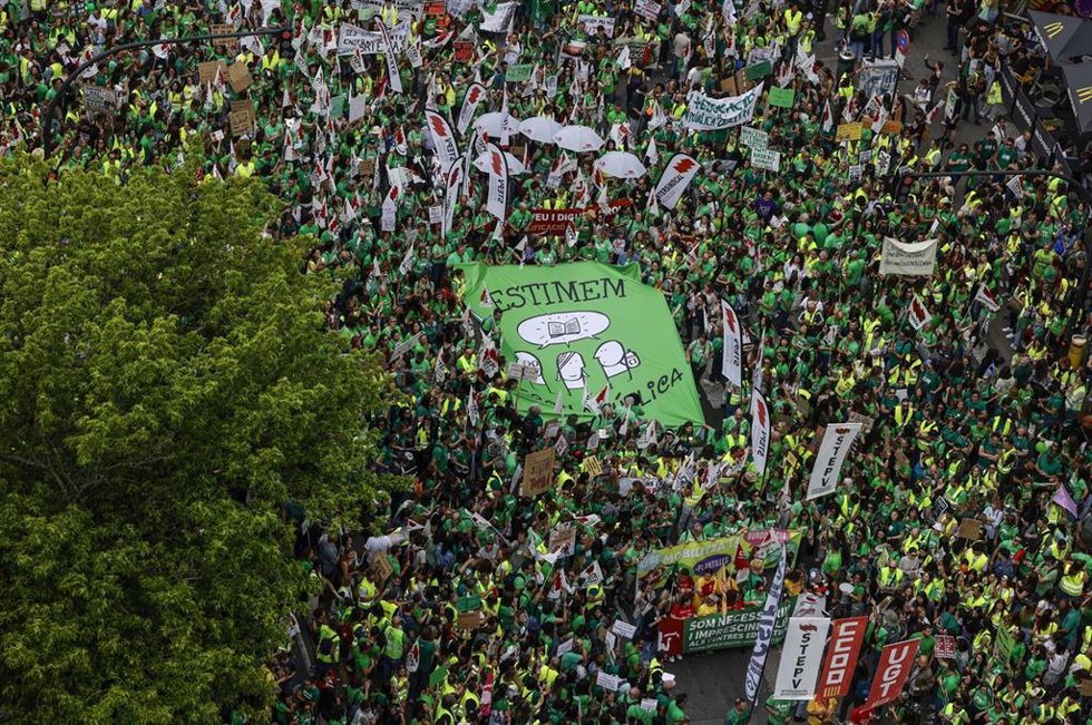 Miles de personas protestan durante una manifestación por la huelga indefinida en la educación pública no universitaria en la Comunitat Valenciana, a 15 de mayo de 2026, en Valencia.