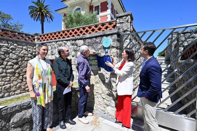 Descubrimiento placa de Isabel Garay de la Ruta de Ilustres Santander