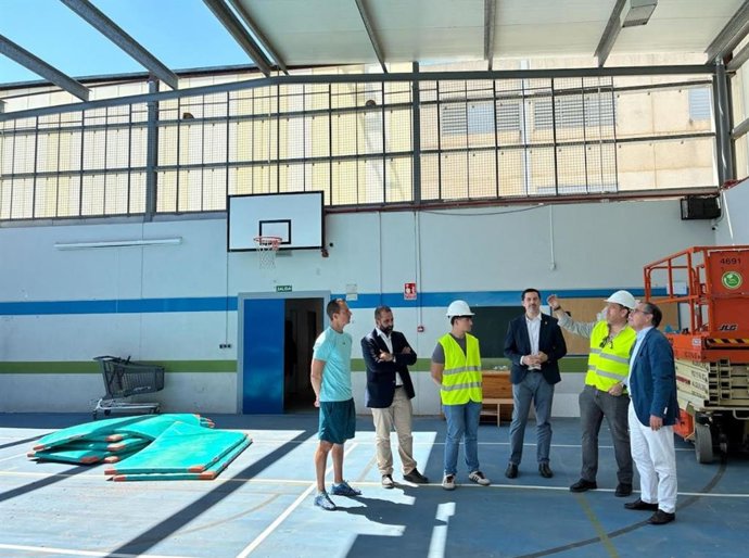 El delegado territorial, Miguel Briones, visita las obras de reparación de la cubierta del gimnasio en el IES La Cala de Mijas.