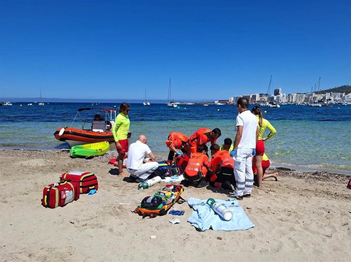 Rescatada una mujer que sufrió un ahogamiento en una playa de Eivissa