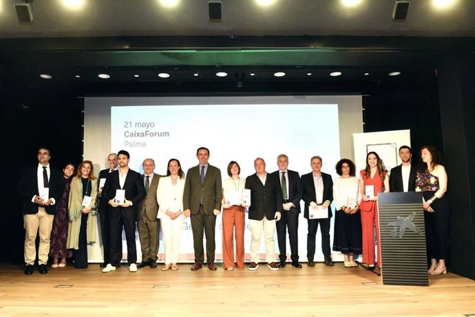 Foto grupal de los participantes en la gala de los Premios CEX celebrada en el CaixaFòrum de Palma.