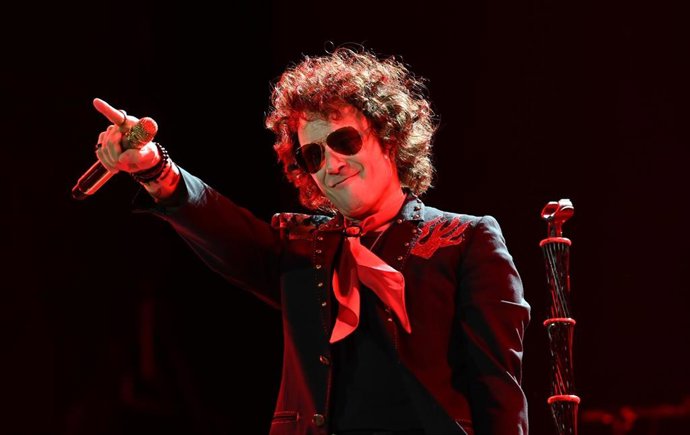 Archivo - El cantante Enrique Bunbury durante un concierto en el estadio de la Romareda, a 6 de julio de 2024, en Zaragoza, Aragón (España). Enrique Bunbury es un cantante y compositor, reconocido por haber sido el líder de la banda Héroes del Silencio. E
