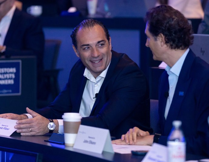 El consejero delegado de Stellantis, Antonio Filosa (izqda) junto al presidente del grupo Stellantis, John Elkann