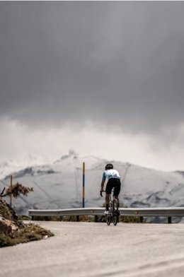 Ciclista en la subida al Veleta.