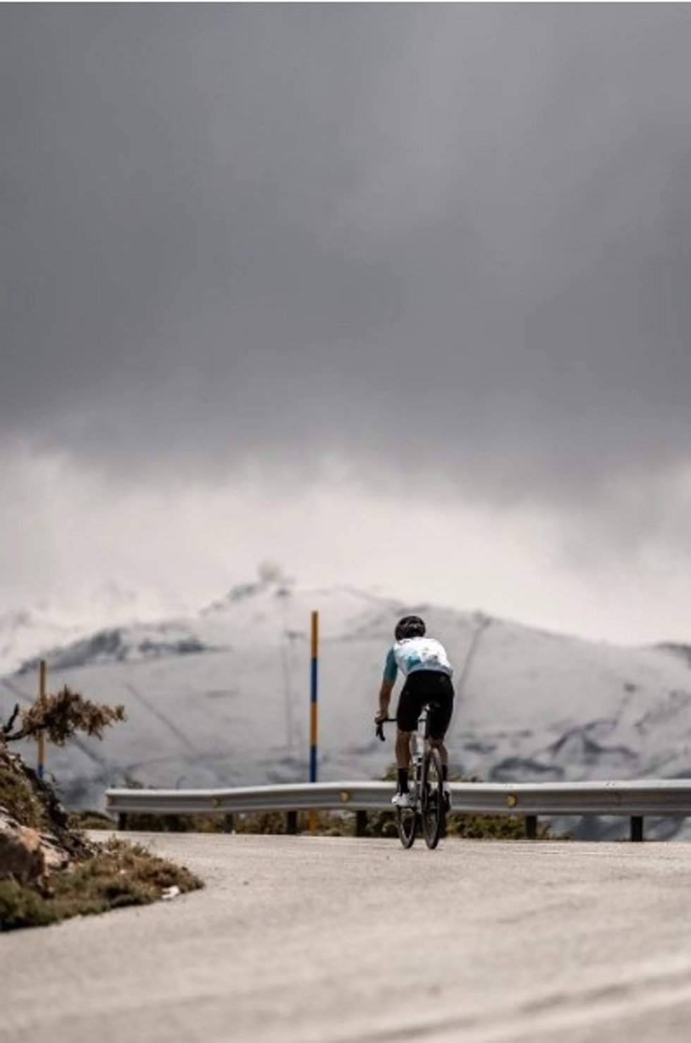 Ciclista en la subida al Veleta.