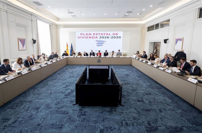 La ministra de Vivienda y Agenda Urbana, Isabel Rodríguez (c), durante la reunión de la Conferencia Sectorial de Vivienda y Agenda Urbana, en la sede del Ministerio, a 21 de mayo de 2026, en Madrid (España). 