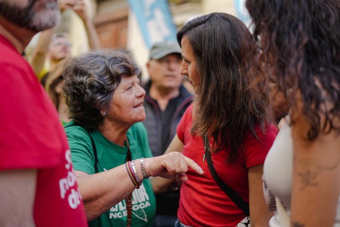 La secretària general de Podem, Ione Belarra (d), durant la concentració del professorat en vaga enfront de Les Corts Valencianes, a 21 de maig del 2026, a València.