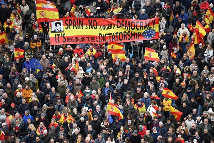 Archivo - Decenas de personas durante una concentración donde piden la dimisión de Pedro Sánchez, en la Plaza de Cibeles, a 9 de marzo de 2024, en Madrid (España). 