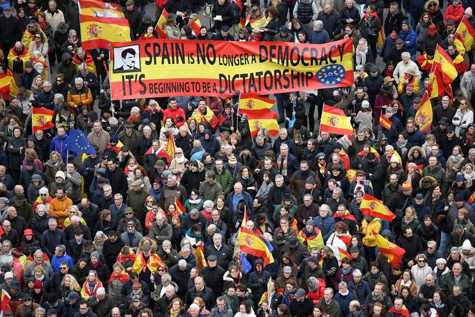 Archivo - Decenas de personas durante una concentración donde piden la dimisión de Pedro Sánchez, en la Plaza de Cibeles, a 9 de marzo de 2024, en Madrid (España).