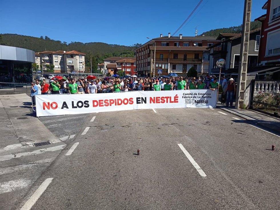 Nuevo paro horario total en la fábrica de Nestlé en La Penilla a semana y media de la huelga indefinida contra el ERE