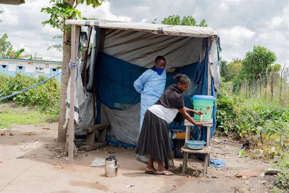Una trabajadora sanitaria pide a una mujer que se lave las manos en un hospital de referencia en Rwampara, en el este de República Democrática del Congo (RDC), ante el último brote de ébola (archivo)