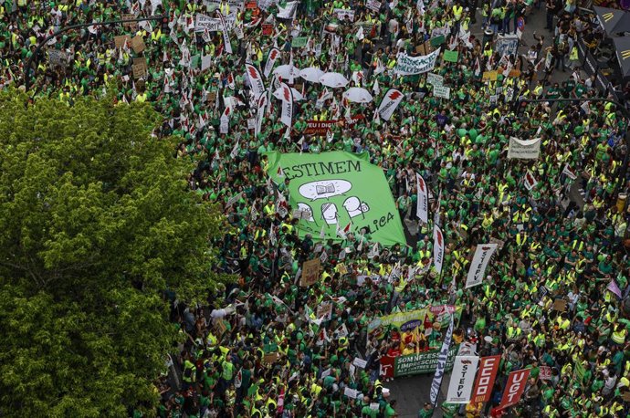 Milers de persones protesten durant una manifestació per la vaga indefinida en l'educació pública no universitària a la Comunitat Valenciana, a 15 de maig del 2026, a València.