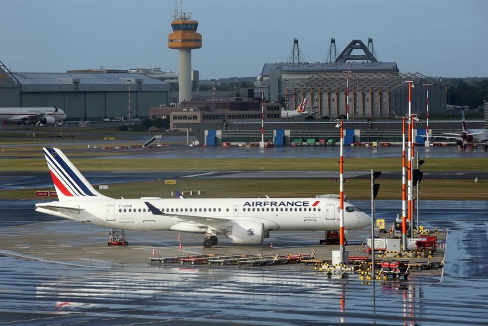 Archivo - A plane of the French airline Air France stands at Hamburg Airport. More than 13 years after an Air France plane carrying 228 people plunged into the sea as it flew from Rio de Janeiro to Paris.