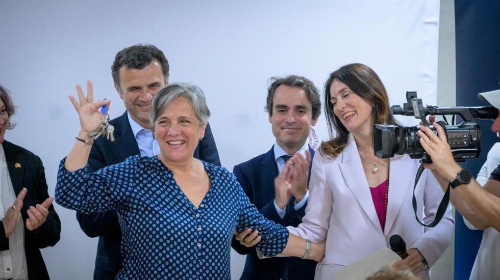 El alcalde de Cádiz, Bruno García, en la entrega de llaves de las nuevas viviendas de García Sola a los vecinos desalojados de la barriada Manuel de Falla.