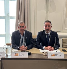 El conseller de Vivienda, Territorio y Movilidad, José Luis Mateo, y el director general de Vivienda y Arquitectura del Govern, José Francisco Reynés, en la conferencia sectorial en la que se ha aprobado el nuevo Plan Estatal de Vivienda.