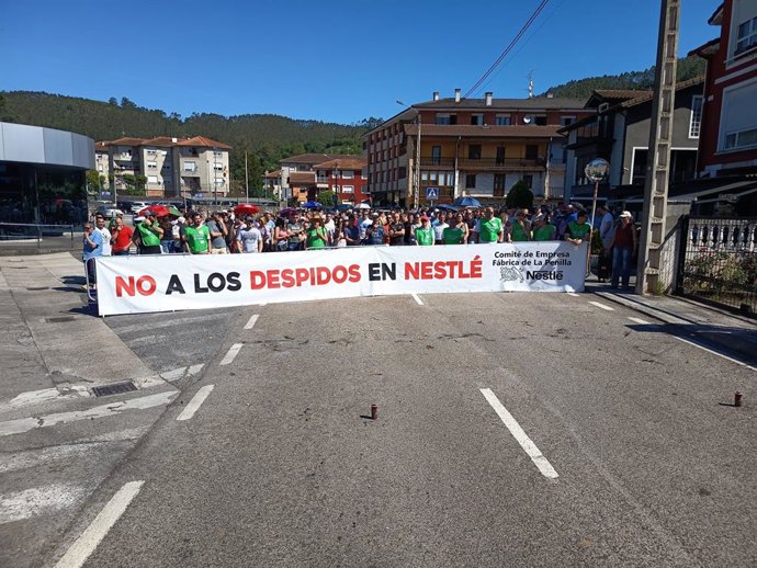 Nuevo paro horario total en la fábrica de Nestlé en La Penilla a semana y media de la huelga indefinida contra el ERE