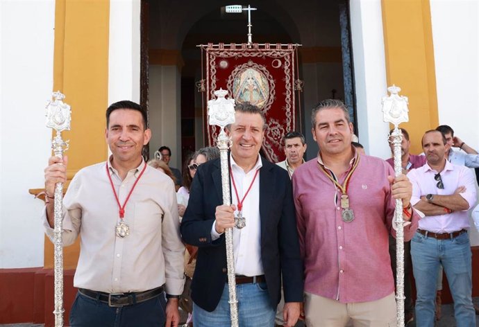 El presidente de la hermandad rociera de Villamanrique, el presidente de la Diputación y el alcalde de la localidad, delante del Simpecado de la primera de las filiales.