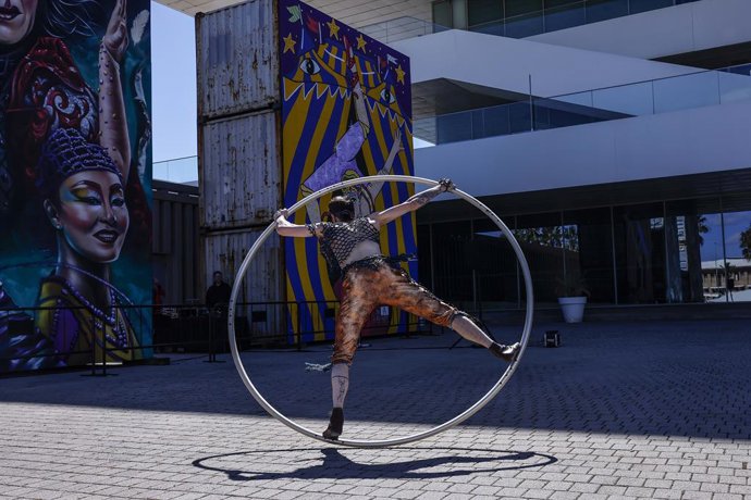 Archivo - Arxiu - Un acròbata del Cirque du Soleil. 
