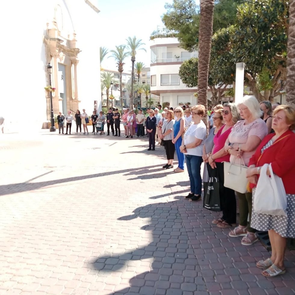 Minutos de silencio en la puerta del Ayuntamiento de Dolores en condena por los asesinatos machistas en el municipio.