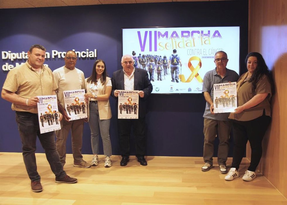 El vicepresidente de Gestión Económica y Administrativa de la Diputación de Málaga, Manuel Marmolejo, junto al concejal de Carratraca Juan Antonio Padilla, presentan la VII Marcha Solidaria contra el Cáncer de Carratraca