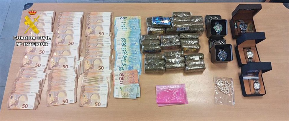 Dinero y droga intervenida a los jóvenes detenidos en Calvià.