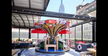 ¿Tostar malvaviscos frente al Empire State? El campamento retro que enamora a los españoles en Nueva York