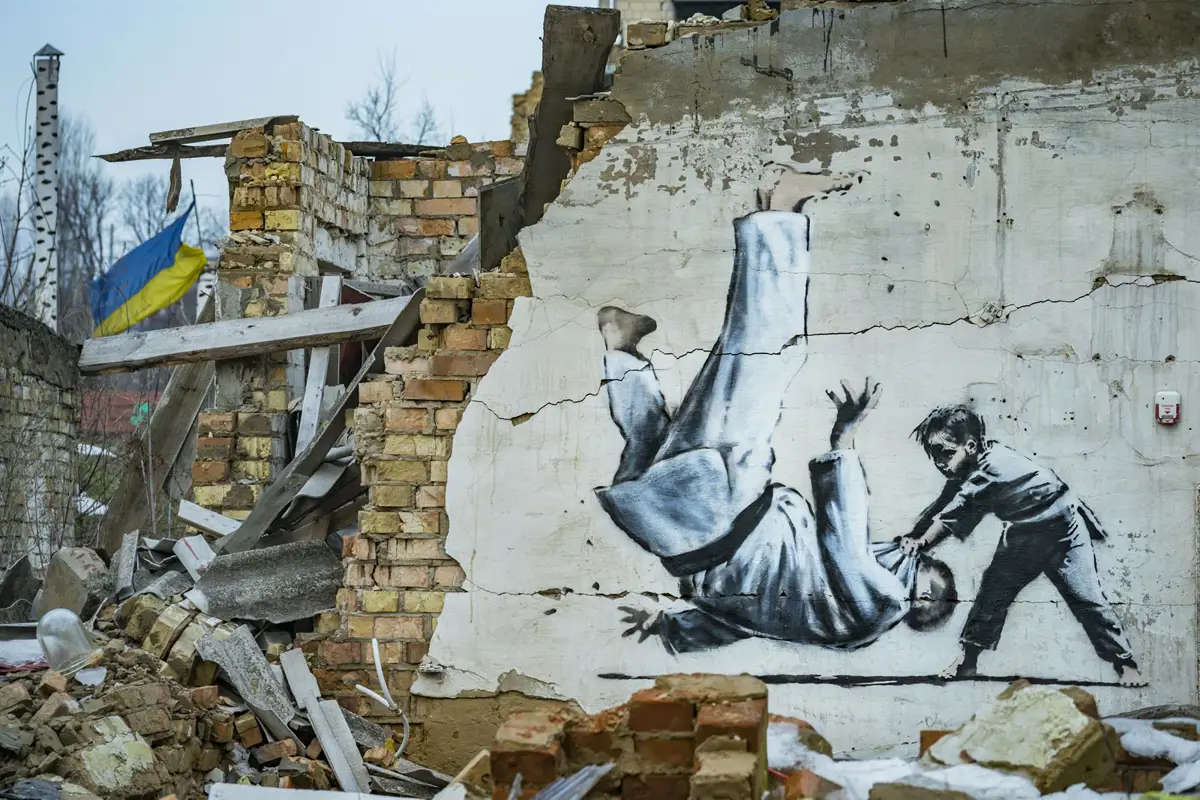 Banksy graffiti en Borodianka, Ucrania