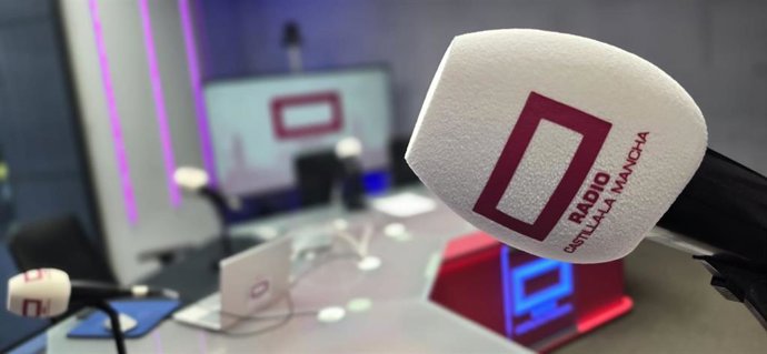Nuevo logotipo de Radio Castilla-La Mancha en los micrófonos de la emisora.