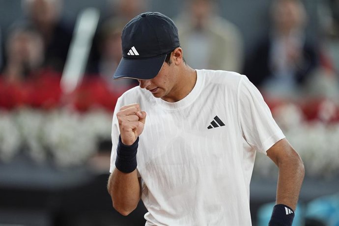 Rafael Jodar, da Espanha, reage durante uma jogada contra Jannik Sinner, da Itália, no Mutua Madrid Open 2026, torneio ATP Masters 1000 e WTA 1000, na La Caja Mágica, em 29 de abril de 2026, em Madri, Espanha.