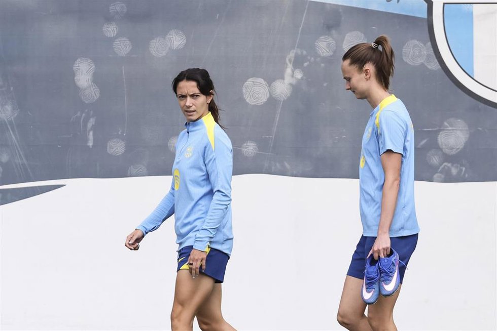 Aitana Bonmatí y Caroline Graham Hansen, durante la sesión de entrenamiento del Barça Femení previa a la final de la Liga de Campeones Femenina