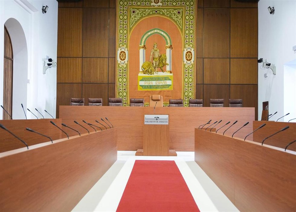 Adapación de la Sala Alberto Jiménez-Becerril de la sede del Parlamento andaluz como salón de plenos provisional