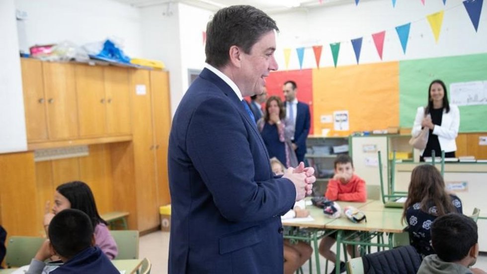 Archivo - El consejero de Educación y Empleo, Alberto Galiana, en una visita al inicio del curso escolar