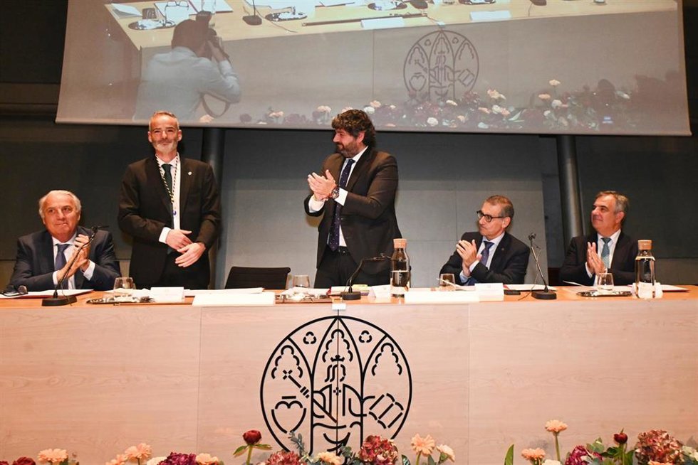 El jefe del Ejecutivo autonómico, Fernando López Miras, preside el acto de toma de posesión del rector de la Universidad de Murcia, Samuel Baixauli
