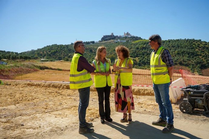 La presidenta de la Diputación, Almudena Martínez, con la alcaldesa de Olvera en las obras de la CA-9102.