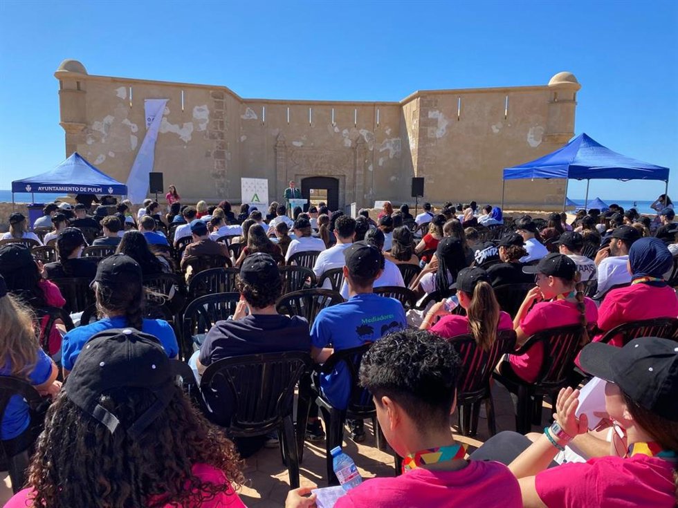 Participantes en el XII Encuentro de Mediación Escolar, celebrado en el Castillo de San Juan de los Terreros, en Pulpí (Almería).