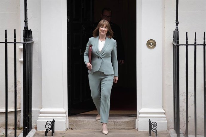 Archivo - 11 June 2025, United Kingdom, London: British Chancellor of the Exchequer Rachel Reeves leaves 11 Downing Street heading to the House of Commons to deliver her spending review. Photo: Stefan Rousseau/PA Wire/dpa
