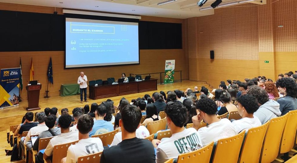 Imagen de los estudiantes durante la Jornada organizada por la UPO para preparar la PAU.