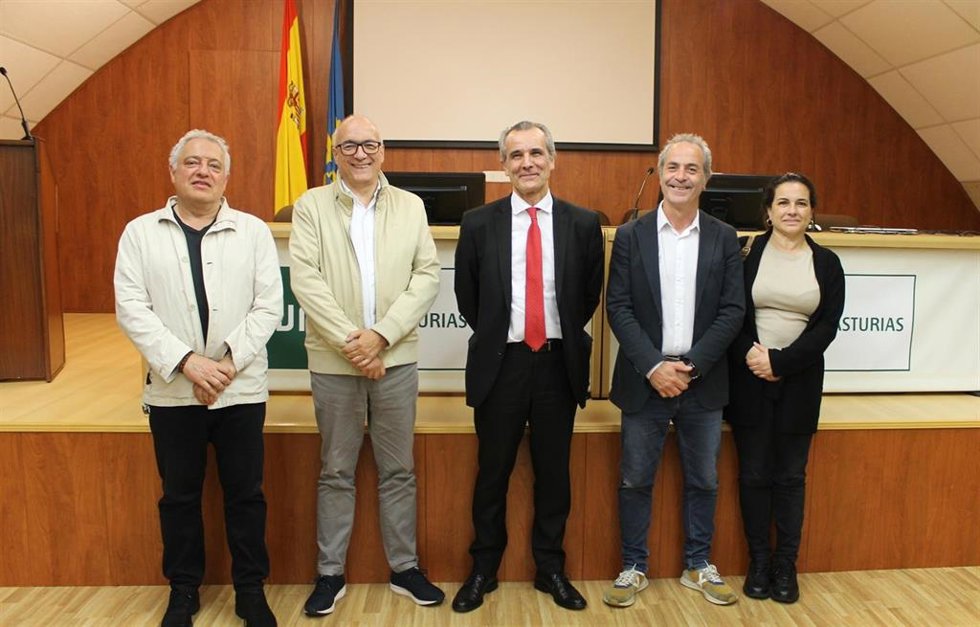 Firman del convenio de colaboración entre UNED Asturias y el Clúster TIC Asturias.
